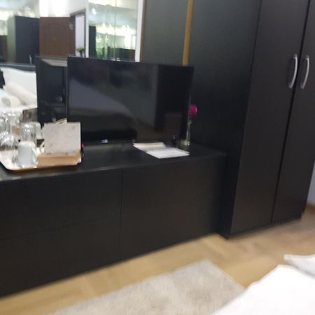 Mirrors Room Mega Mall National Arena Бухарест Экстерьер фото