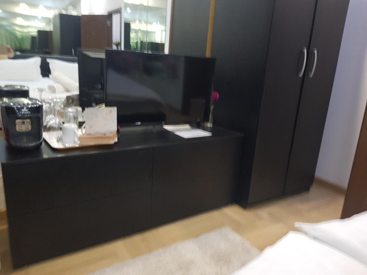 Mirrors Room Mega Mall National Arena Бухарест Экстерьер фото
